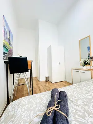 Ein Bett oder Betten in einem Zimmer der Unterkunft 5BR Apartment Only 10-Min Walk to Matzleinsdorfer Platz