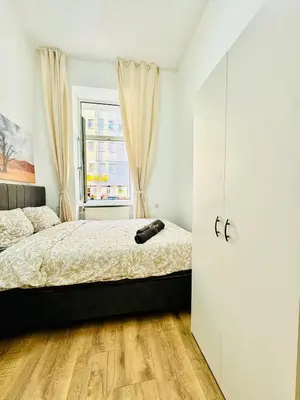Ein Bett oder Betten in einem Zimmer der Unterkunft 5BR Apartment Only 10-Min Walk to Matzleinsdorfer Platz