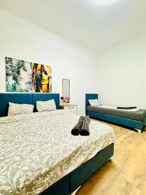 Ein Bett oder Betten in einem Zimmer der Unterkunft 5BR Apartment Only 10-Min Walk to Matzleinsdorfer Platz