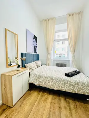 Ein Bett oder Betten in einem Zimmer der Unterkunft Private Rooms in 5BR Apartment Near Matzleinsdorfer Platz