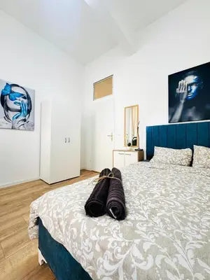Ein Bett oder Betten in einem Zimmer der Unterkunft Private Rooms in 5BR Apartment Near Matzleinsdorfer Platz