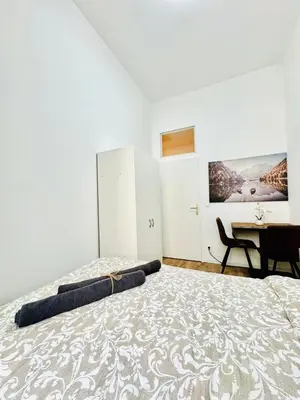 Ein Bett oder Betten in einem Zimmer der Unterkunft Private Rooms in 5BR Apartment Near Matzleinsdorfer Platz