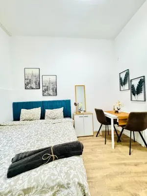 Ein Sitzbereich in der Unterkunft Private Rooms in 5BR Apartment Near Matzleinsdorfer Platz