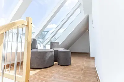 Ein Sitzbereich in der Unterkunft Comfy 3 Bedroom Apartment with Living Room and Balcony near Park