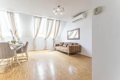 Ein Sitzbereich in der Unterkunft Comfy 3 Bedroom Apartment with Living Room and Balcony near Park