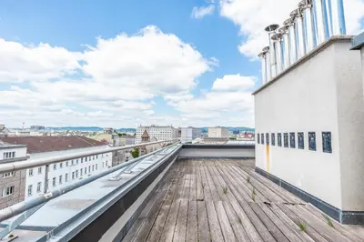 Ein Balkon oder eine Terrasse in der Unterkunft Comfy 3 Bedroom Apartment with Living Room and Balcony near Park