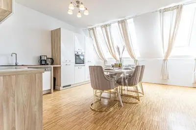Küche/Küchenzeile in der Unterkunft Comfy 3 Bedroom Apartment with Living Room and Balcony near Park