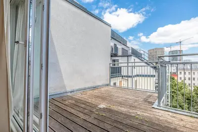 Ein Balkon oder eine Terrasse in der Unterkunft Comfy 3 Bedroom Apartment with Living Room and Balcony near Park
