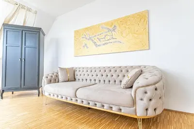 Ein Sitzbereich in der Unterkunft Comfy 3 Bedroom Apartment with Living Room and Balcony near Park