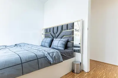 Ein Bett oder Betten in einem Zimmer der Unterkunft Comfy 3 Bedroom Apartment with Living Room and Balcony near Park