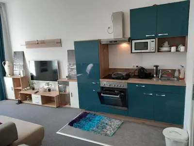 Küche/Küchenzeile in der Unterkunft Gutbau com, Whole Apartment 4u, Self-Check-in, Top-Location, Underground & Shops under window, 3-5min Walking to Swimming & footbal Stadion, Wake-up in sunshine