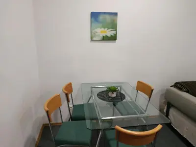 Ein Sitzbereich in der Unterkunft Gutbau com, Whole Apartment 4u, Self-Check-in, Top-Location, Underground & Shops under window, 3-5min Walking to Swimming & footbal Stadion, Wake-up in sunshine