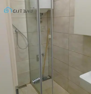 Ein Badezimmer in der Unterkunft Gutbau com, Whole Apartment 4u, Self-Check-in, Top-Location, Underground & Shops under window, 3-5min Walking to Swimming & footbal Stadion, Wake-up in sunshine