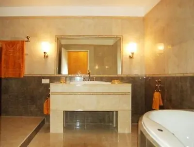 Ein Badezimmer in der Unterkunft Luxury apartment with pool