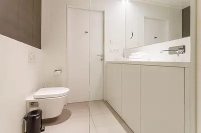 Ein Badezimmer in der Unterkunft Luxury City Apartment with Skyline View
