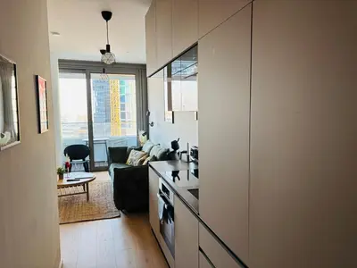 Küche/Küchenzeile in der Unterkunft Modern apartment overlooking the skyline & Danube