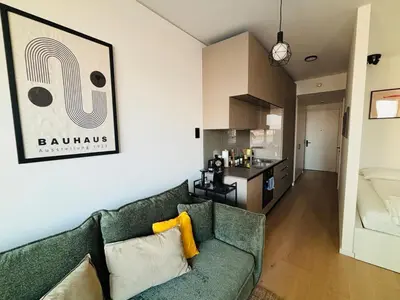 Küche/Küchenzeile in der Unterkunft Modern apartment overlooking the skyline & Danube