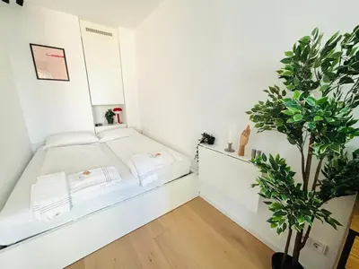 Ein Bett oder Betten in einem Zimmer der Unterkunft Modern apartment overlooking the skyline & Danube