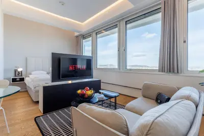 TV/Unterhaltungsangebot in der Unterkunft Skyline View - Gym - Parking - Supermarket - Restaurant - Self Ceck In