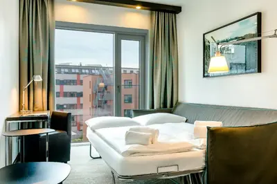 Ein Sitzbereich in der Unterkunft Motel One Wien-Hauptbahnhof