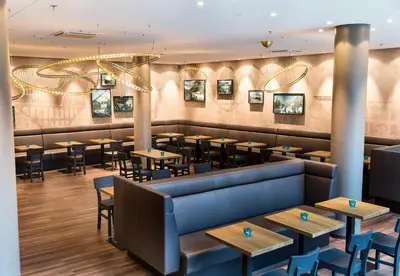 Ein Sitzbereich in der Unterkunft Motel One Wien-Hauptbahnhof