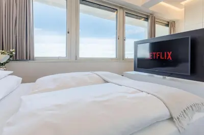 Ein Bett oder Betten in einem Zimmer der Unterkunft Skyline View Vienna - Gym - Parken - Supermarkt - Restaurant - Self Check in