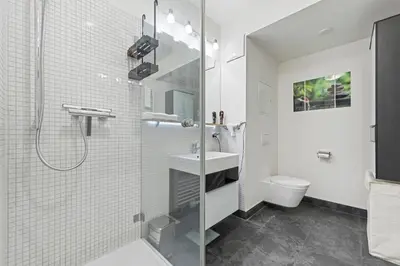 Ein Badezimmer in der Unterkunft 1 Bedroom, in the city center, Garage, Terrace