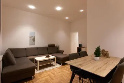 Ein Sitzbereich in der Unterkunft Historic Redesigned Schönbrunn Palace Apartments w Free Parking and 24h Check-in