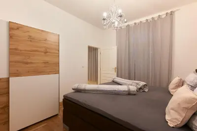 Ein Bett oder Betten in einem Zimmer der Unterkunft Historic Redesigned Schönbrunn Palace Apartments w Free Parking and 24h Check-in