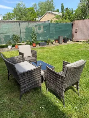Ein Garten an der Unterkunft Apartment vis á vis Schönbrunn with private parking