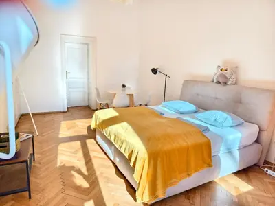 Ein Bett oder Betten in einem Zimmer der Unterkunft 10 min center and Rathaus