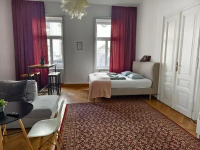 Ein Bett oder Betten in einem Zimmer der Unterkunft 10 min center and Rathaus