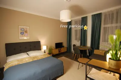Ein Bett oder Betten in einem Zimmer der Unterkunft Cozy, Small, NEW with FREE Parking