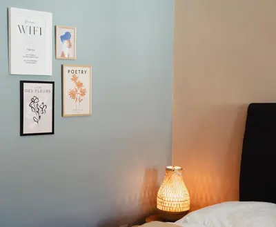Ein Bett oder Betten in einem Zimmer der Unterkunft Cozy, Small, NEW with FREE Parking
