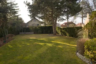 Ein Garten an der Unterkunft Pension Garden