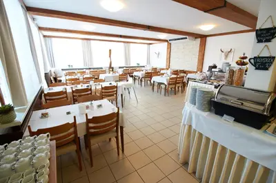 Ein Restaurant oder anderes Speiselokal in der Unterkunft Hotel & Restaurant Seehof