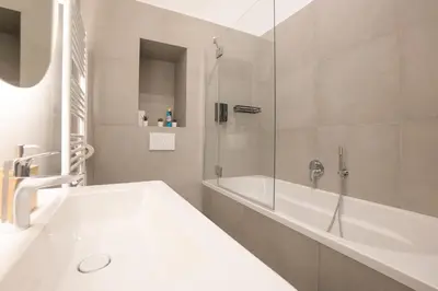 Ein Badezimmer in der Unterkunft Chic & Cozy 104m2 Flat, Walk to Top Attractions