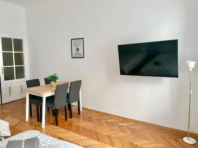 TV/Unterhaltungsangebot in der Unterkunft Stylish Flat with 2 Double Beds for 4 people 15a