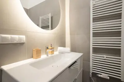 Ein Badezimmer in der Unterkunft Stylish & Modern 90m2 Flat in Prime Location