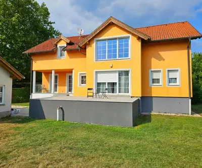 Das Gebäude in dem sich das Ferienhaus befindet