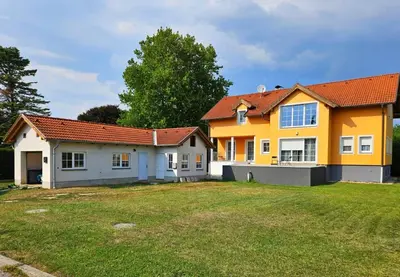 Das Gebäude in dem sich das Ferienhaus befindet