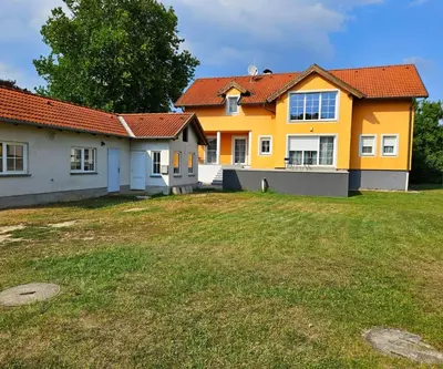 Das Gebäude in dem sich das Ferienhaus befindet