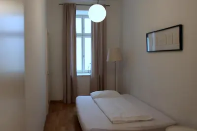 Ein Bett oder Betten in einem Zimmer der Unterkunft Casa Nostra - Zentrale Wohnung am Augarten