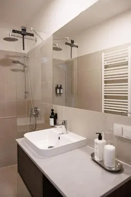 Ein Badezimmer in der Unterkunft Secret Garden Suite with Terrace, 10 min to Center