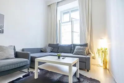 Ein Sitzbereich in der Unterkunft Trendy 1BR & 1LR Near Rennweg, Great City Links