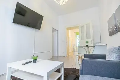 TV/Unterhaltungsangebot in der Unterkunft Trendy 1BR & 1LR Near Rennweg, Great City Links