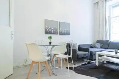 Ein Sitzbereich in der Unterkunft Trendy 1BR & 1LR Near Rennweg, Great City Links