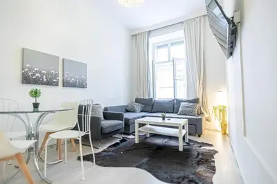 Ein Sitzbereich in der Unterkunft Trendy 1BR & 1LR Near Rennweg, Great City Links