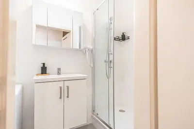 Ein Badezimmer in der Unterkunft Simple 2-Bedroom Apartment For 5P Nice Location