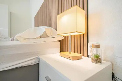 Ein Bett oder Betten in einem Zimmer der Unterkunft Simple 2-Bedroom Apartment For 5P Nice Location